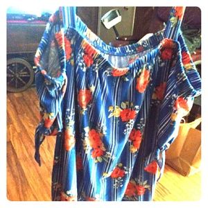 Cold shoulder/peek-a-boo Shoulder Top. Size XL.